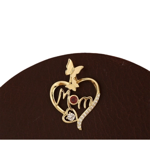 Collier cœur doré avec lettrage Mom, pierre précieuse rouge et papillon sur fond de cuir