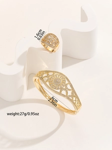 Detail view of gold镂空jewelry set with dimensions 6cm bracelet and 1.6cm ring
