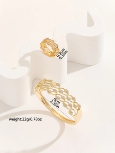 Detail of gold hollow leaf pattern jewelry set with micro-inlaid zircon and size specs
