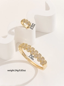 Detail view of gold hollow pattern jewelry set with size dimensions and weight info