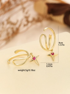 Dettaglio del ear cuff dorato con stella in zircone rosso e dimensioni precise