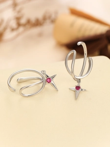 Dettaglio di earcuff in argento con ciondoli a stella in zircone rosso su curve a strati