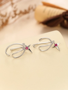 Dettaglio di orecchini a clip in argento con stelle e zirconi rosa su espositore