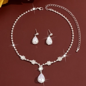 Parure de bijoux élégante en forme de goutte argentée avec collier et boucles
