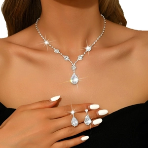 Parure bijoux collier et boucles d'oreilles goutte d'eau avec strass en argent chic