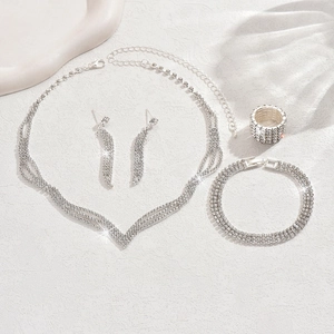 Detailansicht eines luxuriösen Brautschmuck-Sets mit funkelnden Strasssteinen auf Weiß