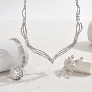Makroaufnahme von silbernem Brautschmuckset mit funkelnden Steinen und Fuchs-Design
