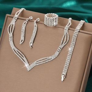 Elegantes Brautschmuck-Set mit Strass-Halskette, Armband und Ring in Silber-Optik