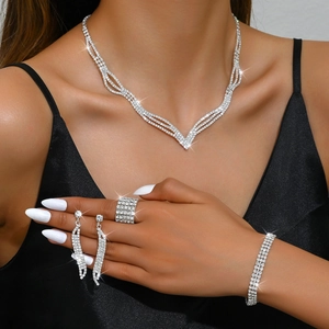 Funkelndes Kristall-Schmuckset mit V-Halskette, Armband und Ring an einem Model