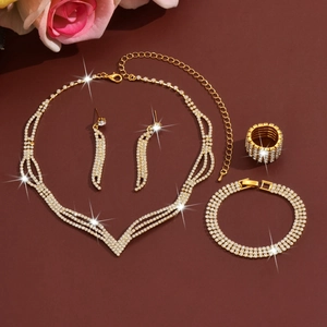 Detailansicht des goldfarbenen Schmucksets mit funkelnden Strasssteinen für Abendgalas