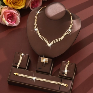 Funkelndes Brautschmuck-Set mit V-Halskette, Armband und Ohrringen auf Lederständer