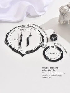 Detailansicht eines eleganten schwarzen Strass-Brautschmucksets mit verstellbaren Ketten