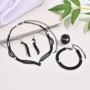 Elegantes schwarzes Strass-Schmuckset mit V-Halskette, Ohrringen, Ring und Armband