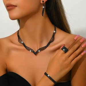 Elegantes schwarzes Zirkonia-Schmuckset mit V-Halskette, Ohrringen, Ring und Armband
