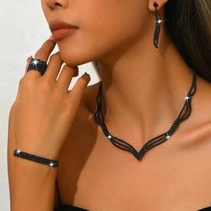 Detailsicht eines schwarzen Strass-Schmucksets mit V-Halskette an einem Model
