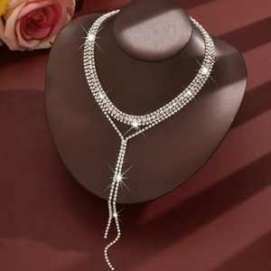 Collier Ras du Cou Élégant en Cuivre avec Glands et Strass Multicouche pour Femmes Pendentif Long en Cristal Bijoux de Banquet