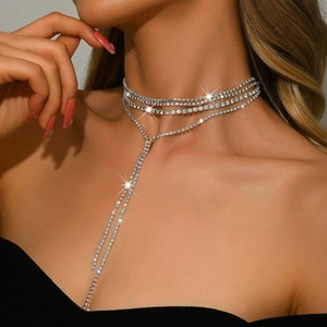 Vue macro du collier choker multicouche en strass avec détail de pompon en Y