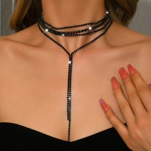 Collier ras de cou multicouche en strass noirs avec pampille en Y pour robe de soirée