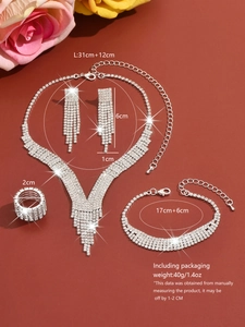 Vista detallada del lujoso conjunto de joyas nupciales con collar de borlas y pendientes