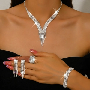 Conjunto de joyas de lujo con collar de borlas en V, pendientes, pulsera y anillo de cristal