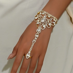 Eleganter goldener Handschmuck mit funkelndem Strass-Armband und Ring für Damen