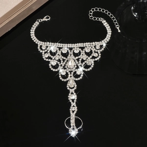 Detail der silbernen Handkette mit Zirkon-geometrischen Lagen und Tropfensteinen verziert
