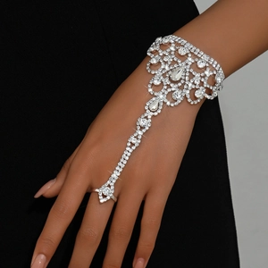Exquisites Strass Handarmband mit Netz-Wassertropfenmustern auf der Hand