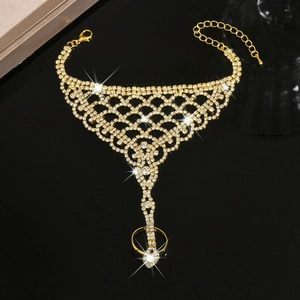 Luxuriöses goldfarbenes Spitzen-Zirkonia-Ringarmband mit Strasssteinen auf schwarzem Spiegel