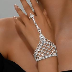 Elegantes silbernes Spitzen-Sklavenarmband mit Fingerring und Wassertropfen-Strass