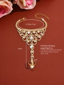 Detailansicht der goldene Handkette mit Strasssteinen und Maßen 17+7cm sowie 13cm Länge