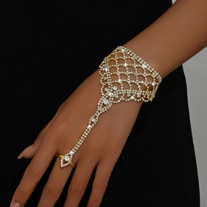 Elegante pulsera de encaje dorado con anillo integrado de circonitas y diamantes