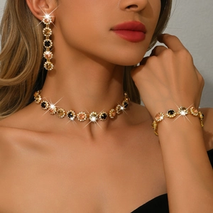 Maillard Stil Kristall Zirkon Halskette Ohrring und Armband Schmuckset am Modell