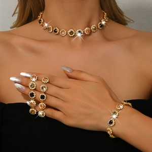 Elegantes Gold-Schmuckset mit Halskette, Armband und Ohrringen an einem Model