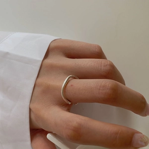 Detailansicht eines polierten silbernen Wellenrings mit glatter Spiegeloberfläche