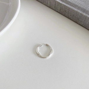 Detailansicht eines wellenförmigen S925 Silberrings mit polierter Oberfläche und Design