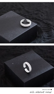Detailansicht von Silberring mit Zirkonia-Inlay und geflochtener Ringbands-Textur