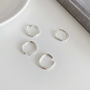 Nahaufnahme minimalistischer S925 Sterlingsilber Ringe mit echten S925 Punzierungsstempeln