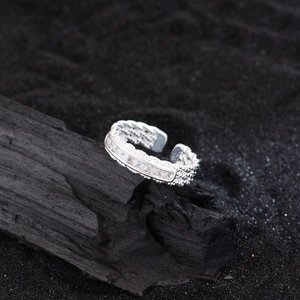Eleganter silberner offener Ring mit klaren Zirkonia und gewebter strukturierter Ringschiene