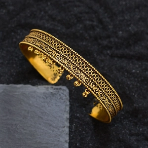 Ethno-Stil Gold Armreif mit feiner Gravur und kleinen hängenden Glockenanhängern