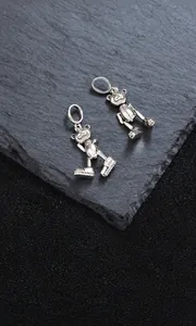 Detalle del colgante de osito de peluche plateado, tamaño 21x10mm y peso de 3,4g