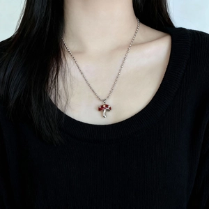 Collier pendentif champignon rouge émaillé avec chaîne à billes argentée pour femme