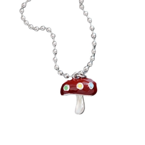 Collier pendentif champignon rouge émaillé avec points colorés et chaîne à billes
