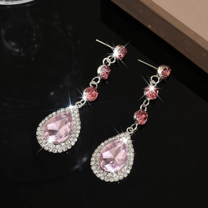 Orecchini a goccia classici placcati in argento con cristallo rosa e nappe di zirconi