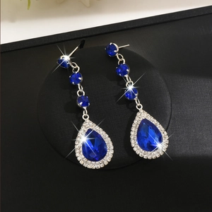 Eleganti orecchini pendenti in cristallo blu intenso con strass argentati e nappe lunghe