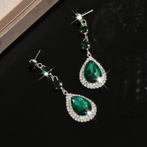 Orecchini a goccia in argento con grande cristallo verde e alone di zirconi luccicanti