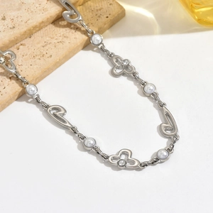 Cadena corporal elegante de plata con perlas y corazones con cristales brillantes