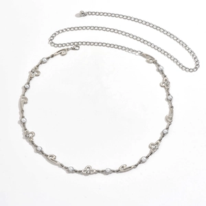 Cadena de cuerpo plateada con perlas y dijes de corazón para mujer sobre fondo blanco