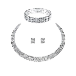 Detailweergave van verzilverde choker ketting, armband en oorbellen met vierkante strassteen