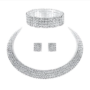 Detail van verzilverde bruidssieradenset met sprankelende strass choker en oorstokjes