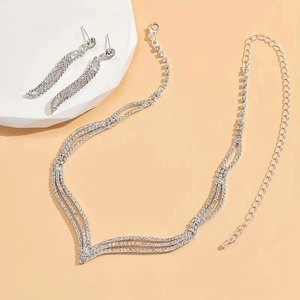 Detailansicht des silbernen Brautschmuck-Sets mit Strass-Halskette in V-Form und Ohrringen